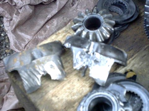 1995 Ford Bronco - 8.8 traclock. Very thin, Very weak
