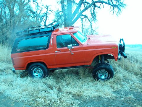 1985 Ford Bronco - This lifted Ford Bronco from the 1980s is equipped with a roof rack and a heavy-duty front bumper.