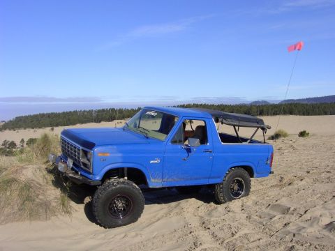 1980 Ford Bronco - This blue 1980 Ford Bronco is equipped for off-road adventures on sandy terrain.