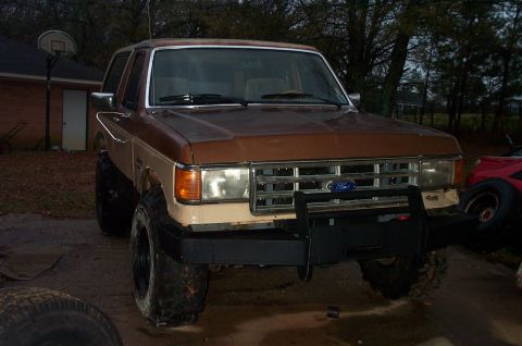 1987 Ford Bronco - This 1987 Ford Bronco features a two-tone brown and tan paint scheme and an aftermarket front bumper.
