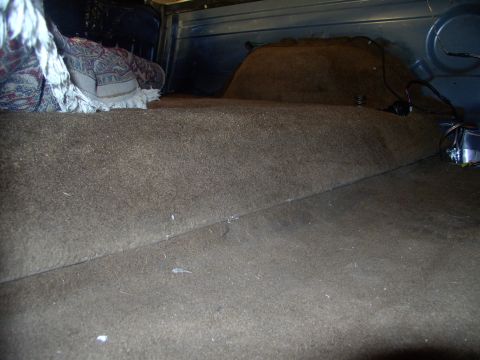 1986 Ford Bronco - Under floor what ? I don't see any under floor storage opening, do you ? All there is here is a bone stock 86 rear floor and carpets. Kiddi…