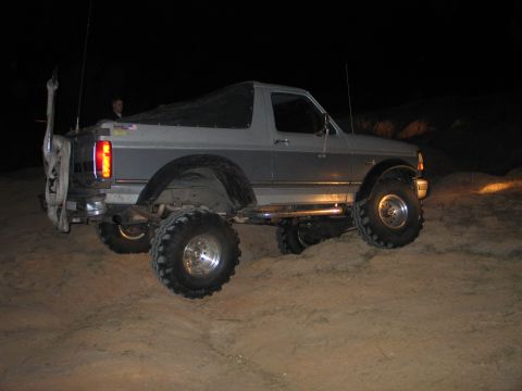 1992 Ford Bronco - liftin' a leg