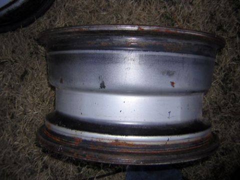 1995 Ford Bronco - 1 of 3 steel wheels, NO chrome