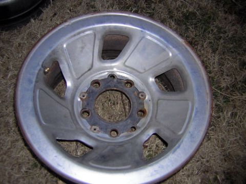1995 Ford Bronco - looks like hte same design as the chrome, but look carefully..