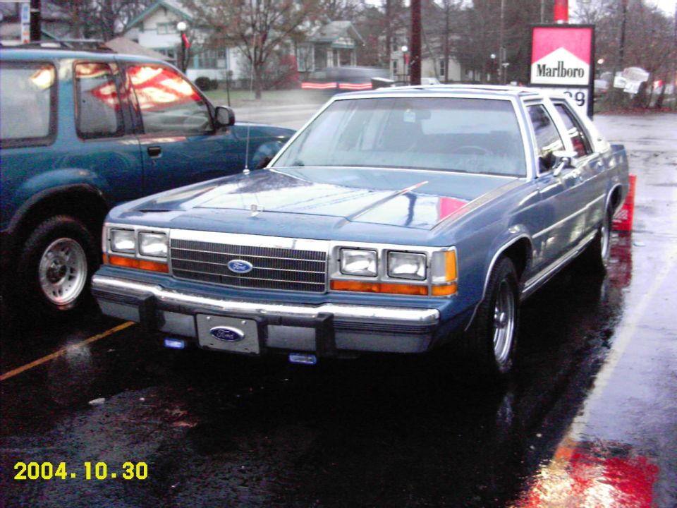 Papa Smurf with the new engine sitting under the hood. Still waiting on a bit of tuning. And yeah, there's a chunk of fiberglass missing off the front end passenger side.