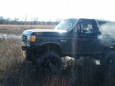1991 Ford Bronco - This 1991 Ford Bronco navigates through a grassy, wet terrain.