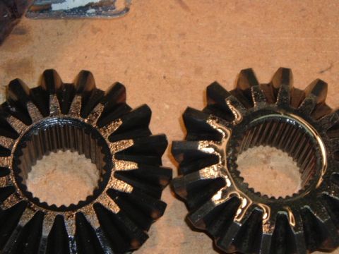 1989 Ford Bronco - 30 spline 14 bolt side gear on the left, 35 spline D60 side gear on the right. the 14 bolt side gear has a bigger bore despite a lower spli…