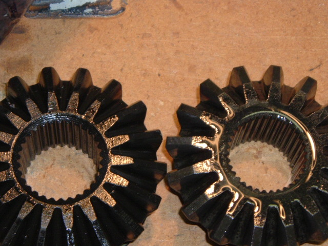 30 spline 14 bolt side gear on the left, 35 spline D60 side gear on the right. the 14 bolt side gear has a bigger bore despite a lower spline count.