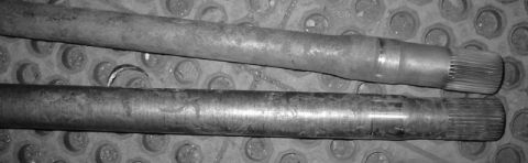 1995 Ford Bronco - 78/79 D60 axle shaft on top shows the taper 80's+ D60 kingpin axle shaft on bottom shows without the taper