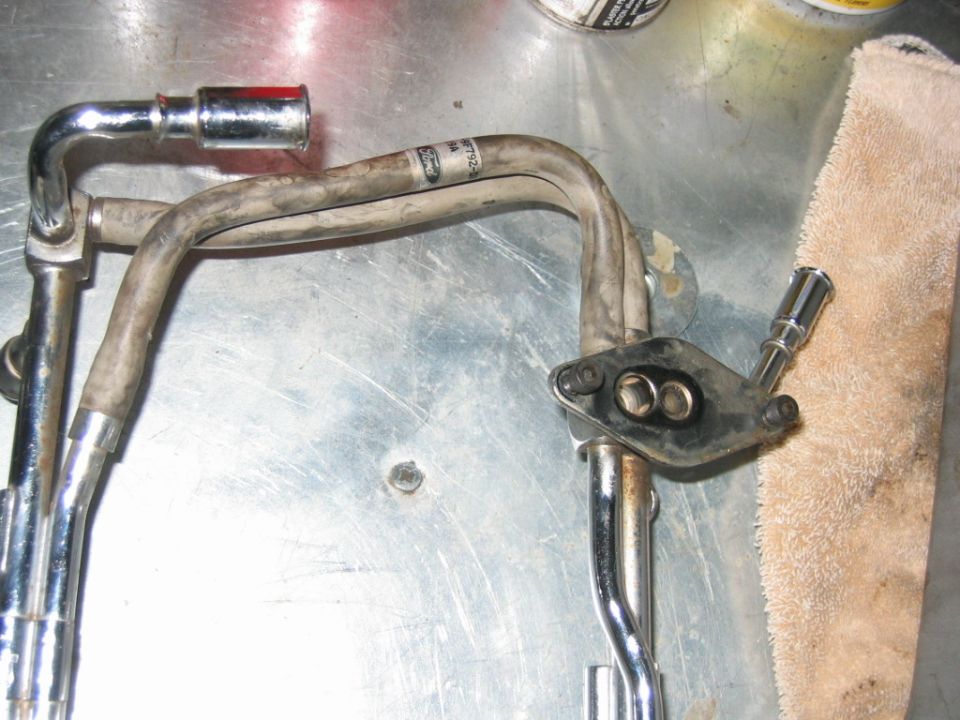 Fuel rail from a '94 5.8, note the different mounting for the fuel pressure regulator. Bolts go on from the top instead of the bottom. Much easier to install.