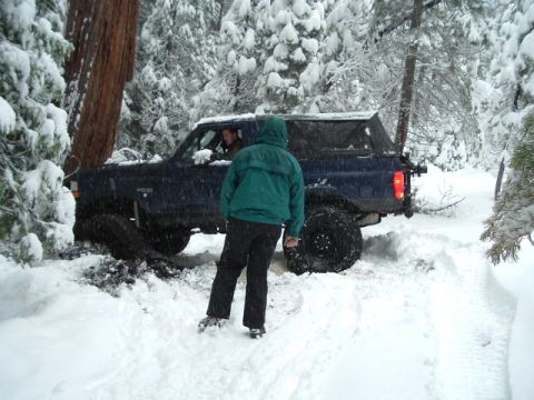 1989 Ford Bronco - damon can't even turn around in 6" of snow without getting stuck