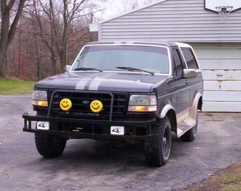 1993 Ford Bronco - This Ford Bronco is parked in front of a garage with a basketball hoop mounted above it.