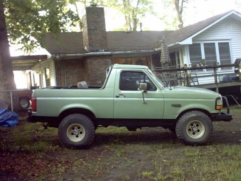 1994 Ford Bronco - Bottom strip painted black.