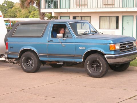 1990 Ford Bronco - Blue with trailer
