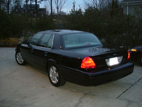 2004 Ford Crown Victoria photo