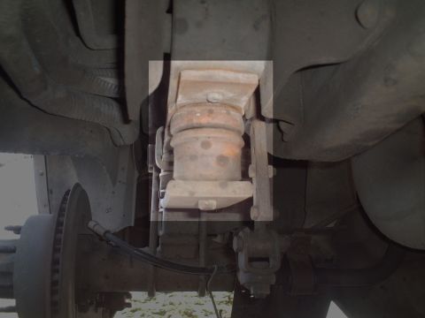 2000 Ford Excursion - Underside view of a vehicle's air spring suspension system.