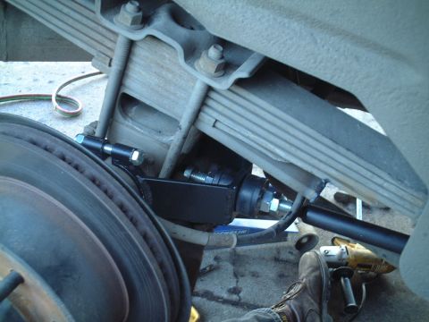 2000 Ford Excursion - Aftermarket radius rod installation on vehicle suspension.