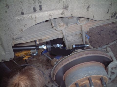 2000 Ford Excursion - Installation of a new radius rod on the rear suspension of a vehicle.