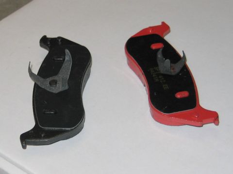 2002 Ford Crown Victoria - Rear pads for steel piston (L) and phenolic piston (R).
