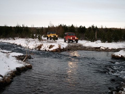 2001 Jeep Wrangler - river crossing w/ stock jeep