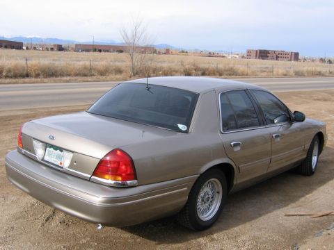 2002 Ford Crown Victoria photo