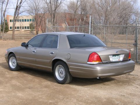 2002 Ford Crown Victoria photo