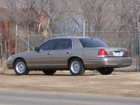 2002 Ford Crown Victoria photo