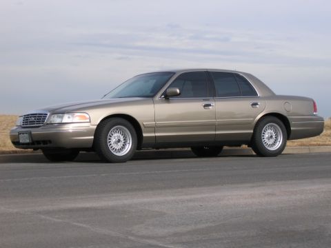 2002 Ford Crown Victoria photo