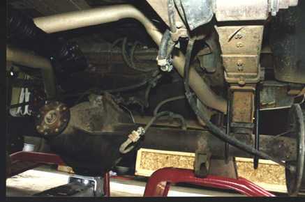 1991 Ford Bronco - Removing brake lines from the 8.8