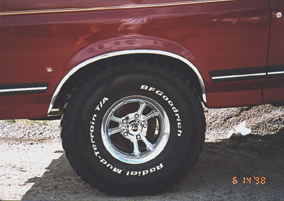 1991 Ford Bronco - 35" tire tucked up in the wheel well
