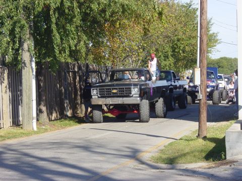 1983 Ford Bronco - A chevy sitting in the road broke, after a burn out. He shelled his 10 bolt.