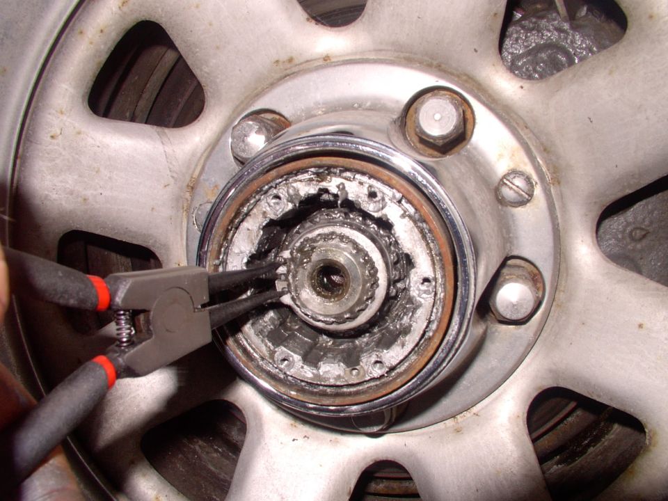 Now you should have plenty of room to access the circlip in the center with the circlip pliers.