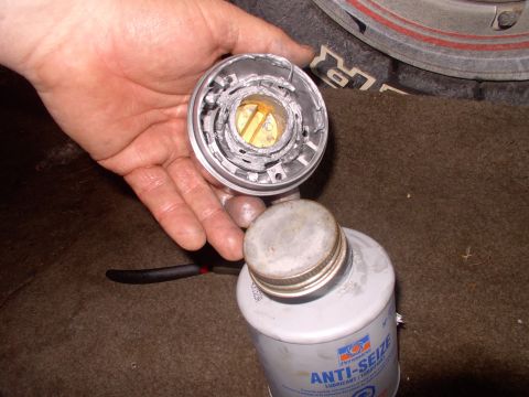 1986 Ford Bronco - I can't help myself ! I even slapped more Anti-Seize in the 9/10ths twist threads of the MileMarker hub outer as well !