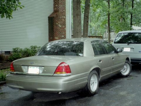 2002 Ford Crown Victoria photo