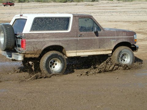 1993 Ford Bronco - This 1992 Ford Bronco is struggling to get through a muddy off-road track.