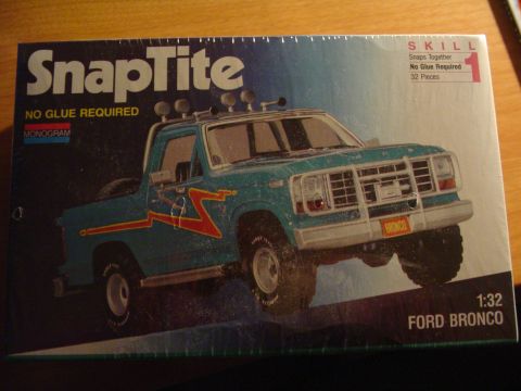 1990 Ford Bronco - Model kit box art depicts a teal Ford Bronco with off-road modifications and racing stripes.