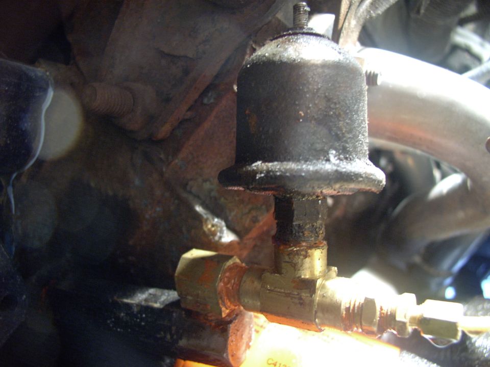Here's good shot of that male into female 90 degree fitting in 1/4" NPT that's screws into the stock six sided pipe/log then into the "T" fitting.