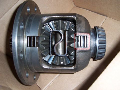 1983 Ford Bronco - The clutch pack is clearly visible thru the obvious notches (possibly pre-'95) in the carrier, as compared to the normal open diff carrier.…