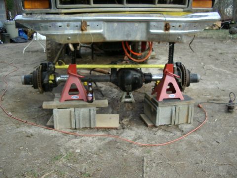 1985 Ford Bronco - D60 under the truck