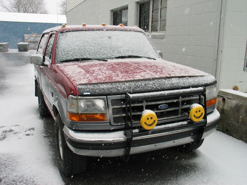 1995 Ford Bronco front view in snow