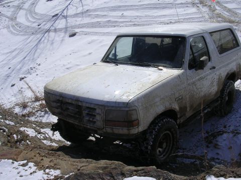 1995 Jeep Cherokee - A white 1992 Ford Bronco navigates a snowy, off-road course.
