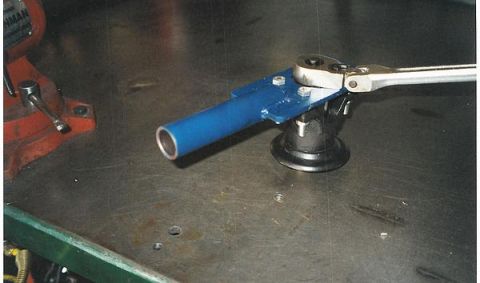 1990 Ford Bronco - Example on torque tool use.