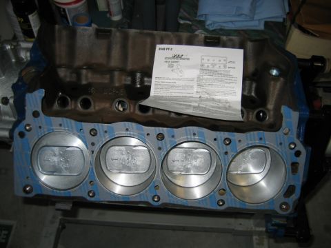 1992 Ford Bronco - Engine block with pistons and gasket, accompanied by an installation instruction sheet.