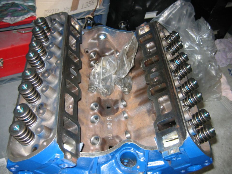 Both heads installed. Make sure you follow the torquing sequence on the head bolts. Always start in the middle.