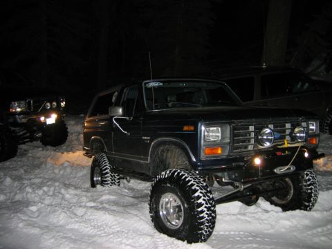 1985 Ford Bronco - pic of me kinda stuck trying to get out of the way so Gilbert can help his brother reseat a bead