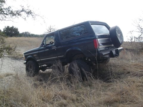 1995 Ford Bronco - This Ford Bronco appears to be from the early to mid-1990s, not a 1995 model as claimed.