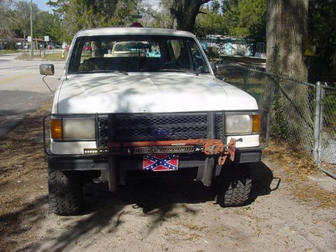 1989 Ford Bronco - Hi-lift mounted to the brush guard with 4x rack from 4wheel parts.
