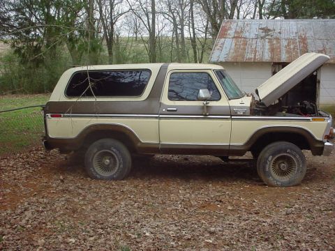 1979 Ford Bronco - This two-tone Ford Bronco appears to be a 1978 model, not a 1979 as claimed.