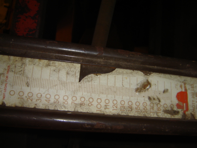 Rusty scale with white markings and numbers from 0 to 200 lbs