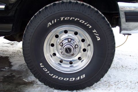 1995 Ford Bronco - nice rims, nice tires, and manual locking hubs